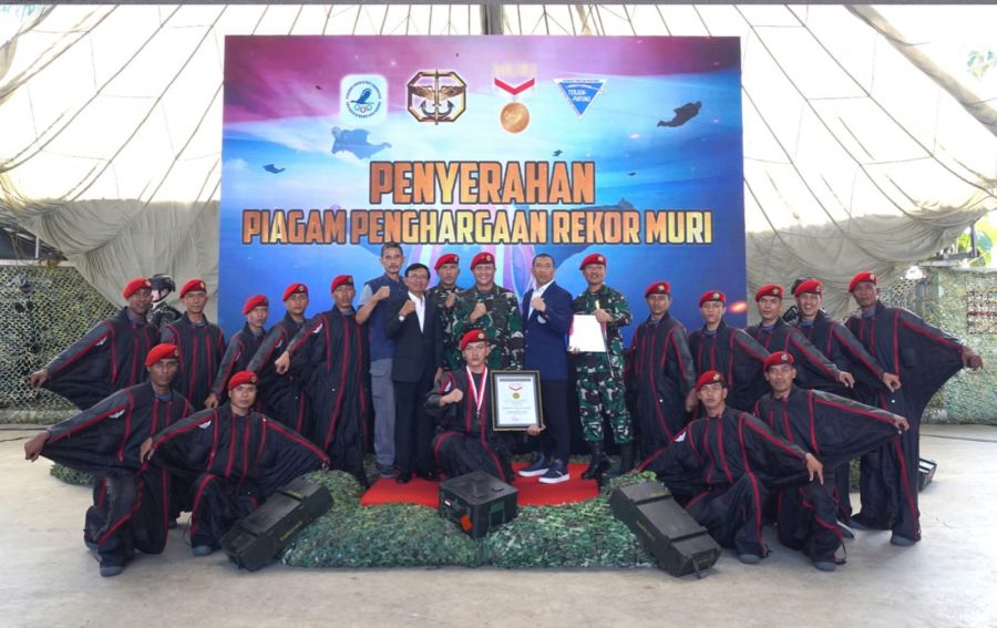 15 Peterjun Wingsuit Kopassus Raih Piagam Penghargaan MURI