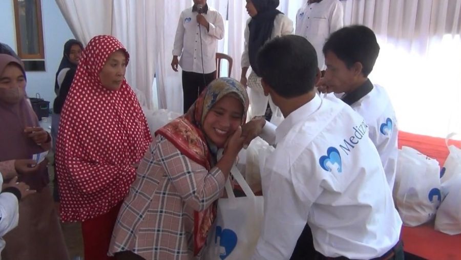 Medizaa Distrik Bandung Barat Bagikan 100 Paket Sembako Di Mekar Jaya