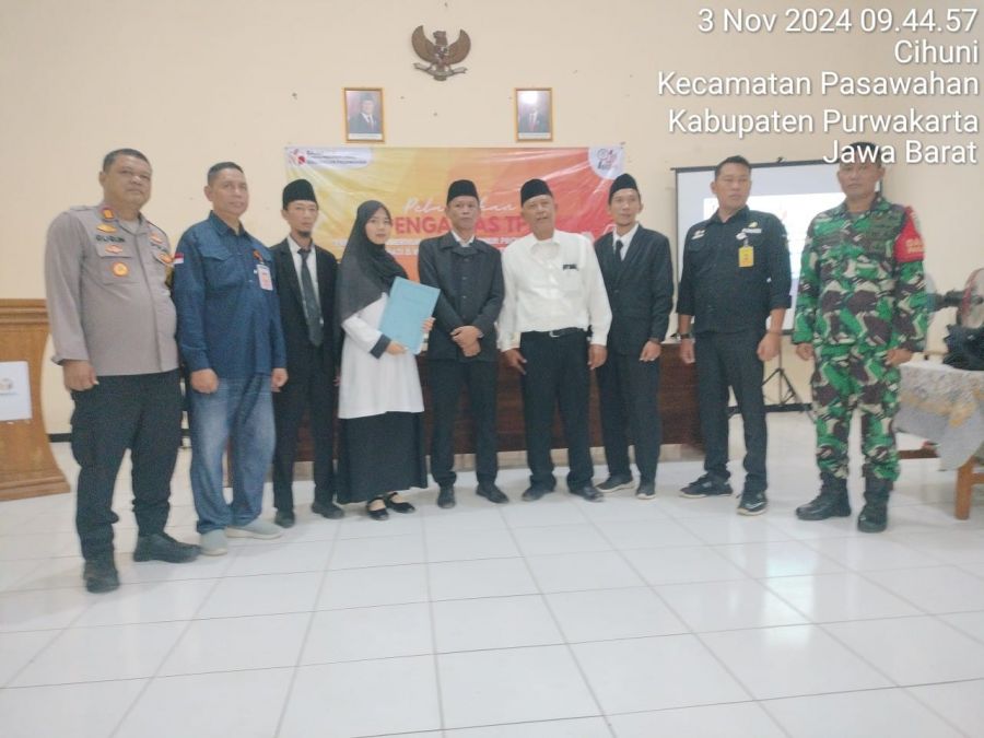 Panwascam Pasawahan Ambil Sumpah Dalam Pelantikan 74 Anggota PTPS Untuk Pilkada 2024