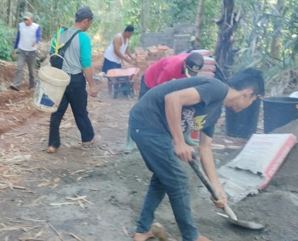 Pembangunan Akses Jalan Usaha Tani Untuk Tingkatkan Perekonomian Warga Dalam Bidang Pertanian