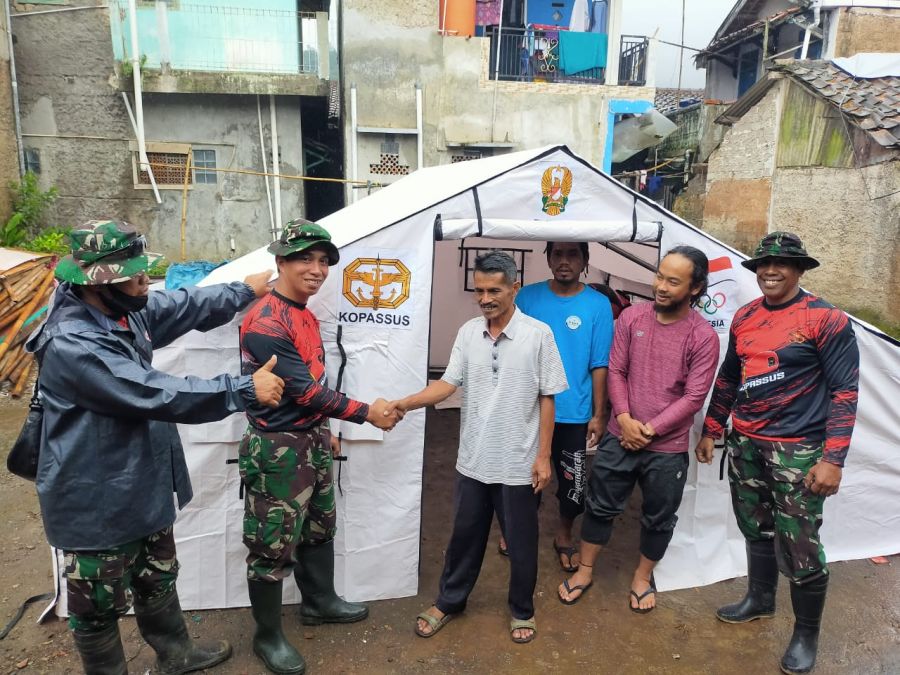 Terus Hadir Ditengah Duka Cianjur, Kopassus Serahkan Bantuan Tenda Untuk Korban Gempa