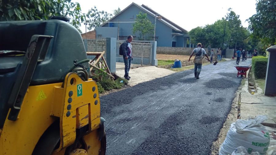 Tingkatkatkan Perekonomian Warga, Pemdes Pasawahan Kidul Hotmix Jalan Sarana Transportasi