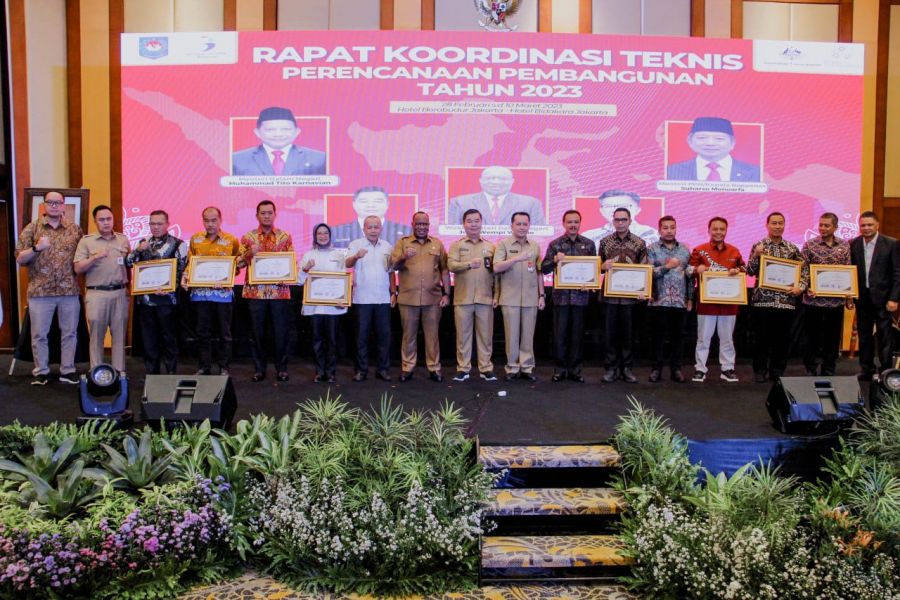 Wakil Menteri Dalam Negeri RI Berikan Penghargaan Sekda Terbaik 1 Kepada Ema