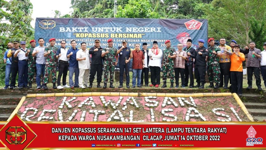 Wujud Perhatian dan Kepedulian Kepada Warga Nusakambangan, Danjen Kopassus Serahkan 147 Set Lamtera